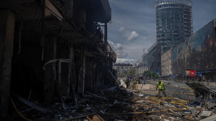 Communal workers clean an area at the site of a Russian missile and drone strike, amid Russias attack on Ukraine, in Kyiv, Ukraine May 24, 2026. REUTERS/Viacheslav Ratynskyi