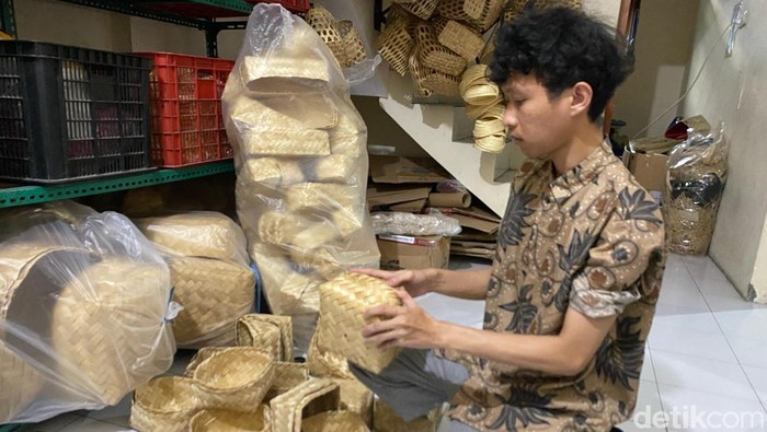 Salah satu pekerja di workshop Sang Bamboo menunjukkan hasil produksi besek bambu