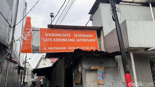 Sate keroncong Warung sate ini dikenal dengan sebutan sate keroncong karena suka ada pemain keroncong di depan warung.