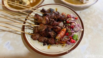 Sate Keroncong: Sate Kambing 'Tua' Anti Prengus di Gang Jatinegara Sejak 1964