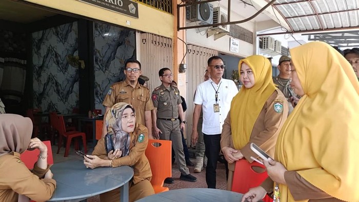 Satpol PP saat menjaring ASN Parepare yang nongkrong di warkop saat jam kerja.