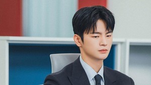 Salah satu ekspresi datar Seo In Guk sebagai Kang Si Woo. (Foto: dok. tvN)
