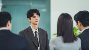 Dia jadi sosok paling dijauhi di kantor karena kaku dan anti-langgar aturan. (Foto: dok. tvN)