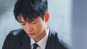 Seo In Guk memerankan Kang Si Woo di See You at Work Tomorrow! (Foto: dok. tvN)