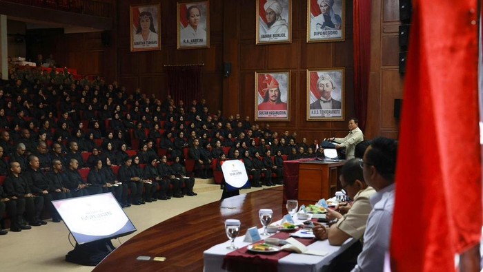 Prabowo memberikan taklimat di depan 400 calon pemimpin BUMN masa mendatang, di Hambalang, Bogor, Jawa Barat, Minggu (24/5/2026).