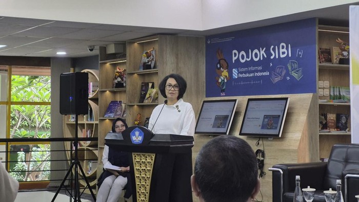 Sekretaris Jenderal (Sesjen) Kemendikdasmen, Suharti  dalam acara Bedah Buku Bermutu 2045 Hz Frekuensi Masa Depan Indonesia di Perpustakaan Kemendikdasmen Senayan, Jakarta Pusat, Senin (25/5/2026).