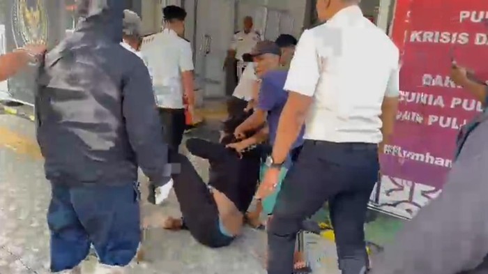 Seorang pendemo oleh sejumlah oknum sipir Lapas Bollango, Gowa. Dokumen Istimewa