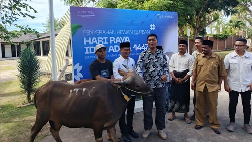 Serah terima hewan kurban kepada salah satu kepala desa penyangga KEK Mandalika oleh GM The Mandalika, I Made Pari Wijaya. (Foto: Edi Suryansyah/detikBali)