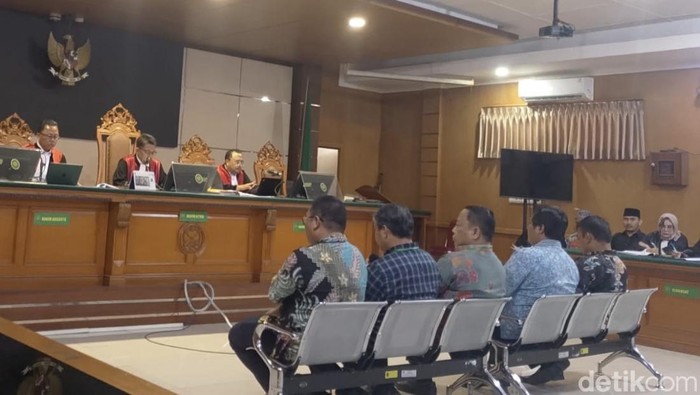 Sidang kasus suap Ade Kuswara dan ayahnya, HM Kunang.