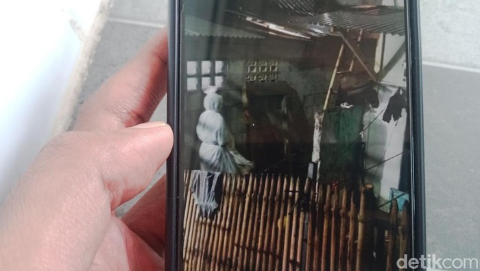 Sosok pocong yang bikin warga di Bandung Barat resah.