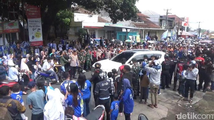 Suasana Bobotoh tumplek di jalanan Tanjungsari, Kabupaten Sumedang