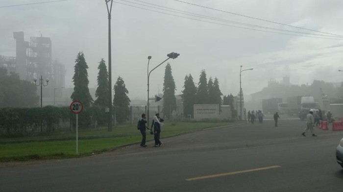 Suasana sekitar pabrik kimia di Cilegon setelah ledakan terjadi. (Iqbal/detikcom)