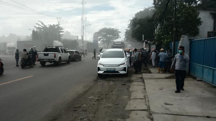 Suasana sekitar pabrik kimia di Cilegon usai ledakan terjadi (Iqbal/detikcom)