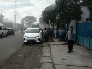 Asap Bau Menyengat, Warga Diminta Jauhi Lokasi Ledakan Pabrik Kimia di Cilegon