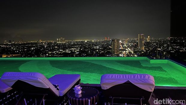 Sunset dan city light dari 28th Sky Beach Club The Trans Luxury Hotel. Sunset dan city light dari 28th Sky Beach Club The Trans Luxury Hotel.