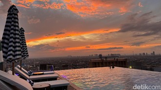 Hidden Paradise di Tengah Kota, Hotel Surabaya Ini Bikin Pantai di Atas Gedung
