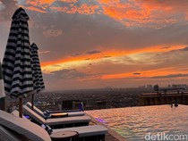 Hidden Paradise di Tengah Kota, Hotel Surabaya Ini Bikin Pantai di Atas Gedung