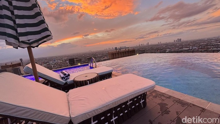 Sunset dan city light dari  28th Sky Beach Club The Trans Luxury Hotel.