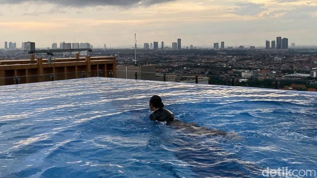Susana 28th Sky Beach Club yang sedang viral. Susana 28th Sky Beach Club The Trans Luxury Hotel Surabaya yang sedang viral.