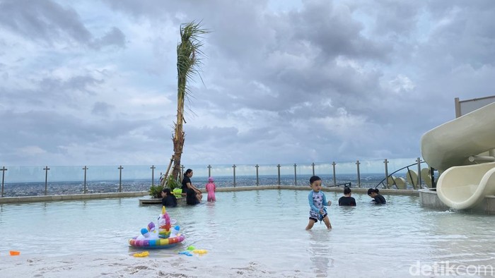 Susana 28th Sky Beach Club The Trans Luxury Hotel Surabaya yang sedang viral.