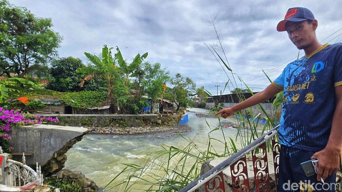 Tanggul yang jebol akibat terjangan aliran Sungai Cipalabuhan