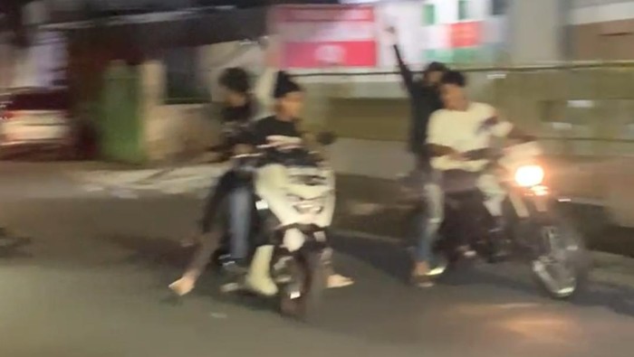 Tangkapan layar aksi penyerangan gerombolan pemotor bawa senjata tajam.