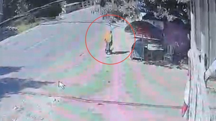 Tangkapan layar rekaman CCTV wanita lansia di Enrekang menjadi korban tabrak lari saat hendak menyeberang jalan.