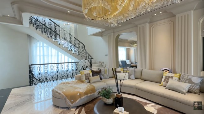Inspirasi desain rumah ini disebut banyak mengambil referensi dari hotel mewah hingga lounge penumpang kelas bisnis. Tak heran, suasana yang dihadirkan terasa eksklusif, nyaman, sekaligus berkelas di setiap sudutnya. (Foto: YouTube/tasya farasya)