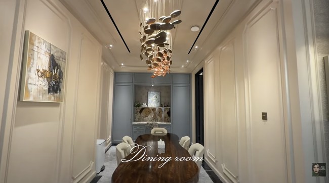 Elemen khas French modern terlihat dari detail molding dinding, pilar, serta penggunaan material premium yang dipadukan dengan garis desain minimalis. Perpaduan ini menciptakan tampilan rumah yang megah namun tetap terasa hangat. (Foto: YouTube/tasya farasya)