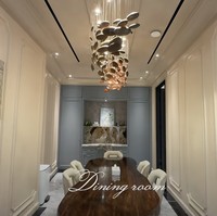 Elemen khas French modern terlihat dari detail molding dinding, pilar, serta penggunaan material premium yang dipadukan dengan garis desain minimalis. Perpaduan ini menciptakan tampilan rumah yang megah namun tetap terasa hangat. (Foto: YouTube/tasya farasya)