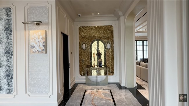 Masuk ke rumah influencer sekaligus pengusaha ini, langsung disambut foyer yang dihiasi kaca bergaya vintage atau antik. Ia banyak menggunakan elemen kaca dengan desain artistik di berbagai area rumah sehingga membuat ruangan terasa lebih luas, terang, dan estetik. (Foto: YouTube/tasya farasya)