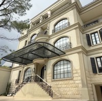 Hunian ini mengusung konsep French modern yang memadukan kemewahan klasik khas Eropa dengan sentuhan desain masa kini. “Aku nggak bisa terlalu modern, dan aku nggak bisa juga terlalu klasik. Jadi aku ambil di tengah-tengah,” katanya tentang desain rumah tersebut. (Foto: YouTube/tasya farasya)