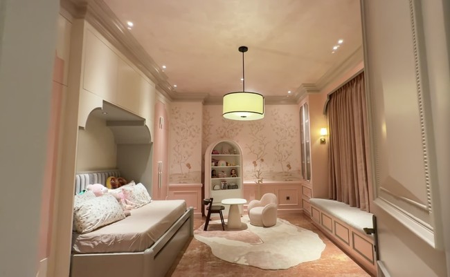 Inilah kamar putri Tasya. Bernuansa pink, kamar ini hadir dalam desain yang playful tapi tetap berkelas. (Foto: YouTube/tasya farasya)