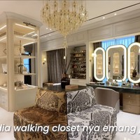 Terdapat beberapa ruangan walk-in closet, salah satunya di kamar utama yang luasnya jutru lebih besar daripada area tempat tidur. Ruangan ini dirancang tidak hanya untuk penyimpanan, tetapi juga sebagai ruang styling yang nyaman dan fungsional. (Foto: YouTube/tasya farasya)