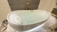 Bathtub di kamar mandi Tasya Farasya yang viral karena harganya mencapai ratusan juta rupiah. Foto: YouTube tasya farasya