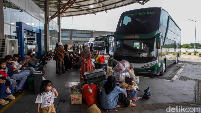 Sejumlah penumpang bersiap naik bus jarak jauh di Terminal Bus Pulo Gebang, Jakarta Timur, Senin (25/5/2026).
