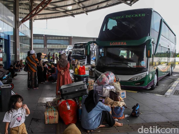 Terminal Pulo Gebang Mulai Ramai Jelang Libur Panjang Idul Adha