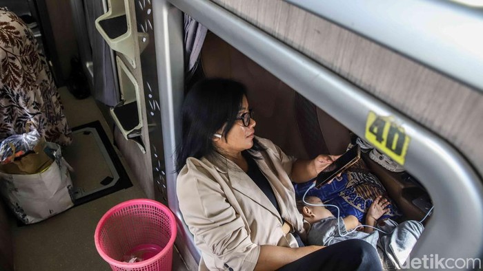 Sejumlah penumpang bersiap naik bus jarak jauh di Terminal Bus Pulo Gebang, Jakarta Timur, Senin (25/5/2026).