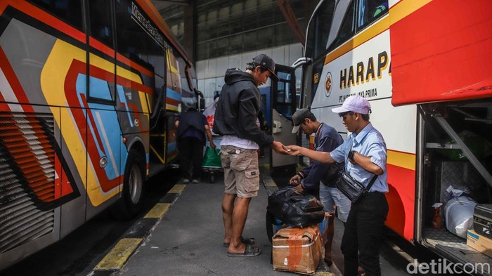 Sejumlah penumpang bersiap naik bus jarak jauh di Terminal Bus Pulo Gebang, Jakarta Timur, Senin (25/5/2026).