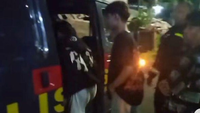 Tiga orang remaja diringkus polisi karena diduga membuat resah warga dengan konten pocong yang mereka unggah di media sosial.