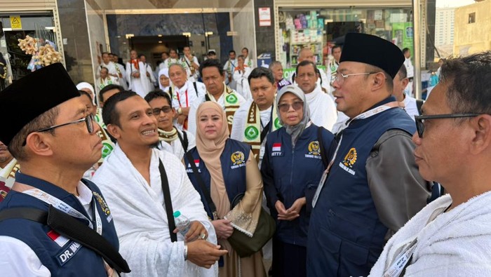 Tim Pengawas Haji Dewan Perwakilan Rakyat (Timwas Haji DPR) ikut melepas keberangkatan para jemaah haji