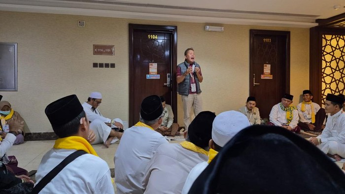Wakil Ketua Dewan Perwakilan Rakyat (DPR) yang juga anggota Tim Pengawas Haji DPR Saan Mustopa berpesan untuk saling jaga.