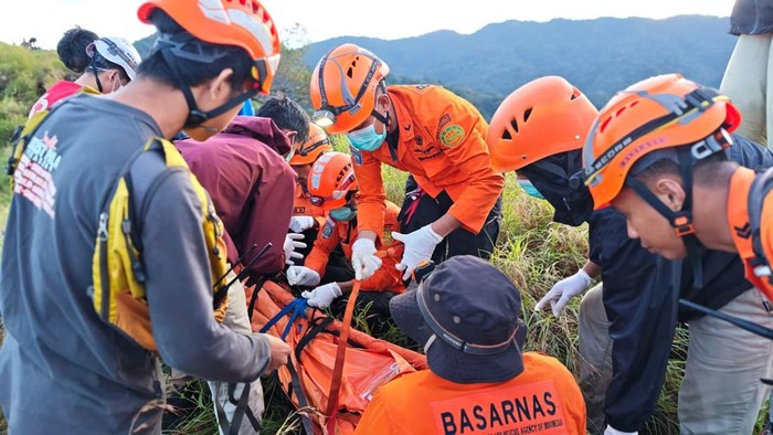 Tim SAR gabungan mengevakuasi korban terkena petir di Gunung Monrolo.