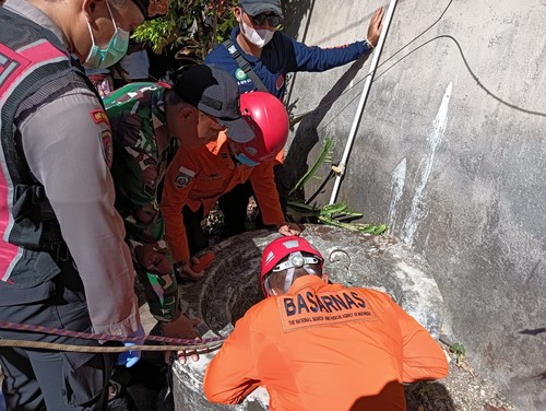 Tim SAR gabungan tengah mengevakuasi mayat korban di dalam sumur di Nusa Penida, Klungkung, Bali, Senin (25/5/2026). (dok. Tim SAR unit Nusa Penida)
