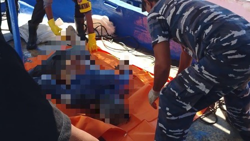 Tim SAR Mataram mengevakuasi jenazah nelayan asal Pulau Bungin, Sumbawa. (Dok. SAR Mataram)