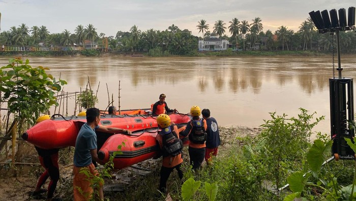 Tim SAR saat melakukan pencarian pemancing hilang di Sungai Batang Tembesi, Sarolangun, Jambi