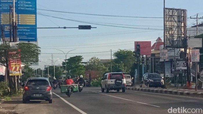 Traffic light Jalan Jogja-Solo, simpang empat Terminal Delanggu, Klaten padam, Senin (25/5/2026).