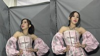 Udah glow up biar lebih percaya diri tapi malah banyak yang bilang lebih cantikan yang dulu. Padahal versi aku yang sekarang ini lahir dari banyak proses yang nggak kalian tahu. Jujur deh.. Kalau menurut kalian aku berubah jadi lebih baik atau malah kehilangan ‘aku’ yang dulu ???, tulis Ucie Sucita dalam Instagram miliknya dilihat detikcom, Selasa (26/5/2026). Foto: dok instagram Ucie Sucita
