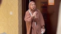 Bersama para jemaah hajji Indonesia Bismillah semoga kita semua menjadi hajji yg mabrur yah Aamiin Alhamdulillah selalu senang dan bahagia bisa memeluk dan mencium ibu2 yg sudah sepuh karena selalu ingat ibu di rumah yg sayang dan mendoakan kita selalu, sehat2 ibu2 ku sayang, tulis Astrid dalam unggahannya dilihat pada Senin (25/5/2026). Foto: Instagram @king_uyakuya dan @astridkuya
