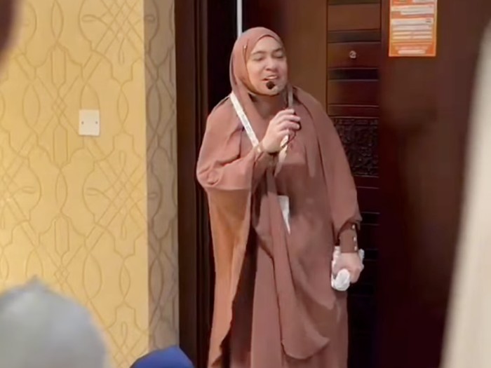 Uya Kuya dan Astrid menunaikan ibadah haji.